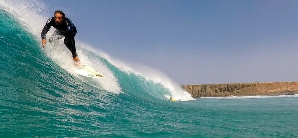 Приезжай в лучший русский серф-лагерь на острове Фуэртевентура! Мы подготовили для вас программу включающую серф проживание, уроки серфинга, экскурсии и трансферы.